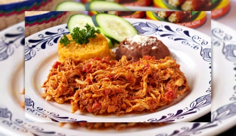 Disfruta esta tarde de una deliciosa tinga de pollo con chipotle fácil de preparar