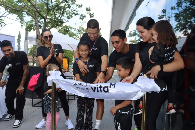 El corte de listón fue encabezado por Alex Medina, fundador del Centro Integral Vita M.