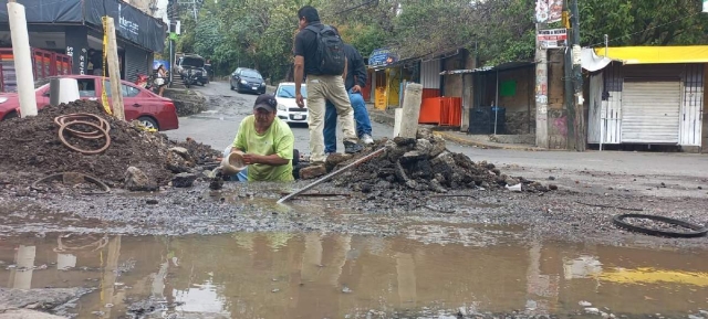 Cierran tubería por una gran fuga de agua en avenida Universidad  