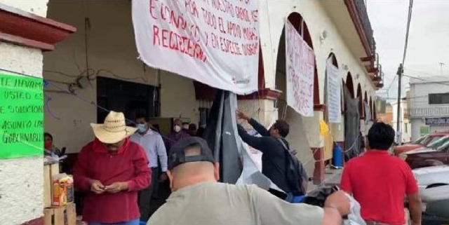 Pobladores del municipio llegaron al palacio para retirar a los inconformes.