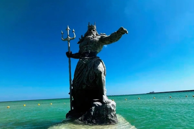 Profepa clausura estatua de Poseidón en Progreso, Yucatán