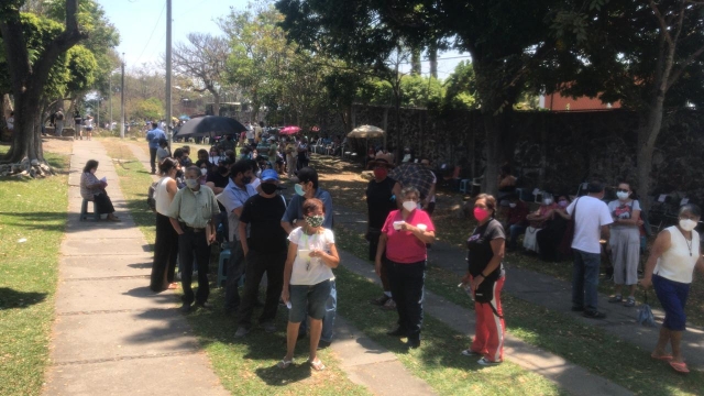 Habitantes de Jiutepec comenzaron a formar fila para vacunación anticovid