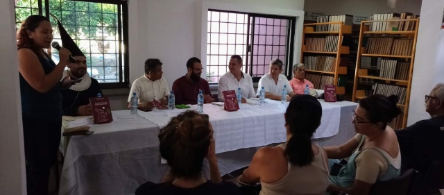 El libro fue presentado en la biblioteca pública.