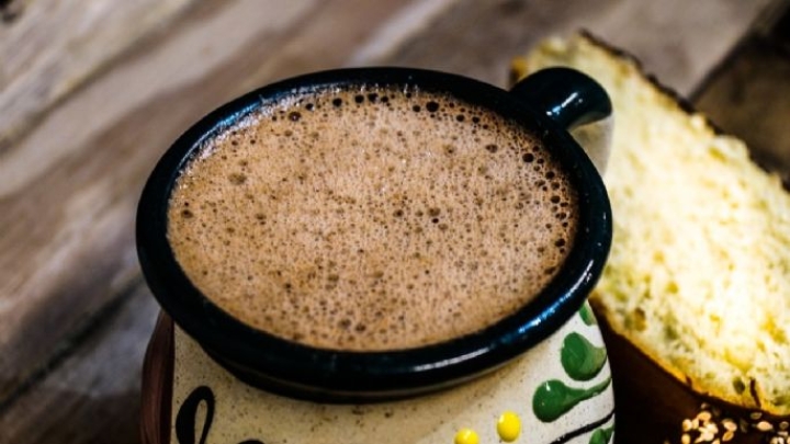 ¿Mañana fría? Inicia tu día con una bebida reconfortante, prepara atole de galletas de canela