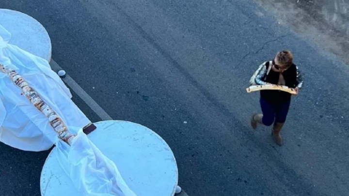 #LadyRosca: Mujer roba pedazo de una rosca y casi arruina un Record Guinness
