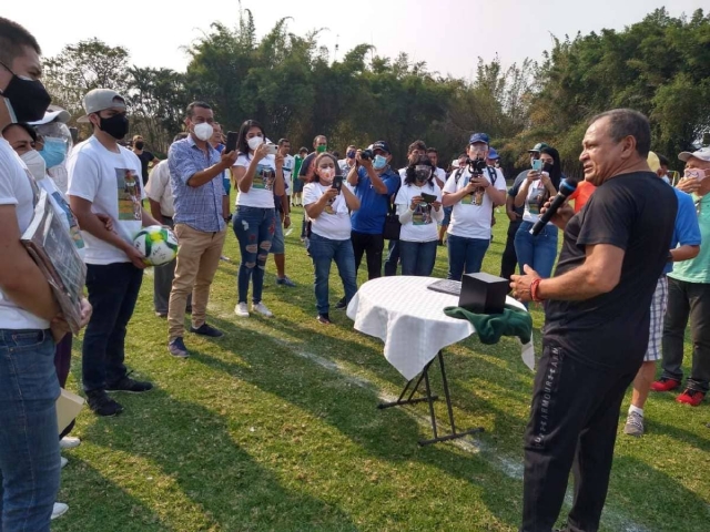 El sábado anterior en el campo “El Palmar”, en Jiutepec, amigos y familiares rindieron un homenaje póstumo a Arturo Santana Hinojosa; Su mamá, esposa e hijos del ex futbolista del Zacatepec estuvieron presentes. 