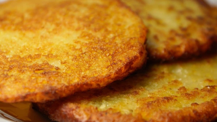 Un bocado irresistible: Tortitas de plátano y queso