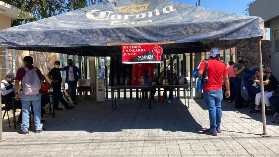 Al mediodía del martes colocaron las banderas para iniciar la huelga.