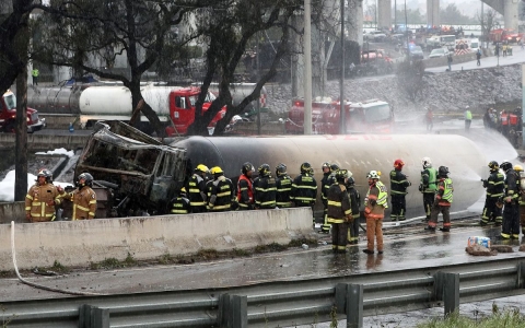 Aumentan a ocho los fallecidos tras explosión de pipa en CDMX
