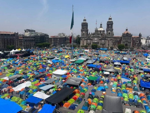 Según cifras oficiales, cerca de cuatro mil manifestantes se instalaron en la plancha del Zócalo de la Ciudad de México e instalaron 550 casas de campaña.