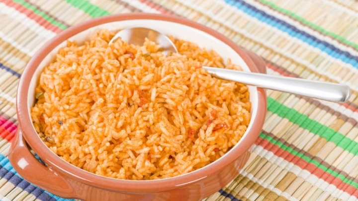 Arroz rojo con granos de elote, el complemento ideal de tus platillos