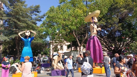 Catrinas gigantes en plaza de armas de Cuernavaca