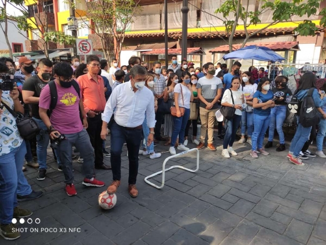 En la convivencia hubo numerosas actividades y hasta un juego callejero de futbol.