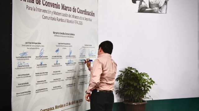 Los alcaldes firmaron su adhesi&oacute;n al programa con el que podr&aacute;n mejorar las instalaciones para la pr&aacute;ctica del f&uacute;tbol.