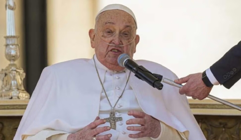 El Papa Francisco hace una aparición sorpresa en la Plaza de San Pedro y reza por los trabajadores de la salud