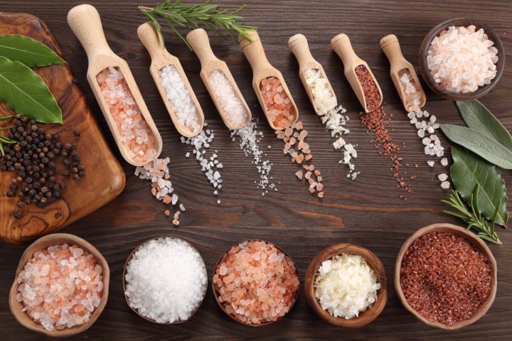 Conoce los diferentes tipos de sal y cuál es la mejor forma de usarlas en la cocina: la guía completa