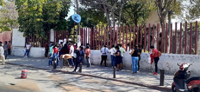 La afluencia fue poca durante el primer día de la aplicación del refuerzo.