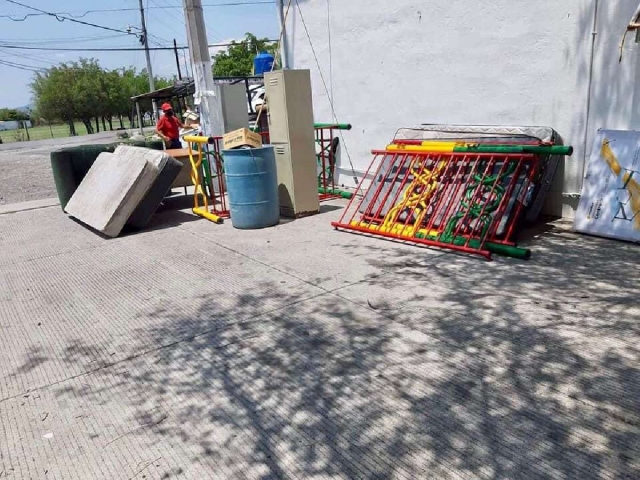 Las pertenencias de los bomberos fueron sacadas del cuartel.