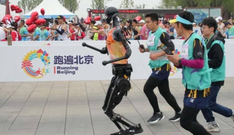 China organiza el primer medio maratón del mundo entre humanos y robots