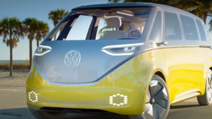 La icónica combi de Volkswagen, ahora eléctrica y diseñada por egresado de la UNAM