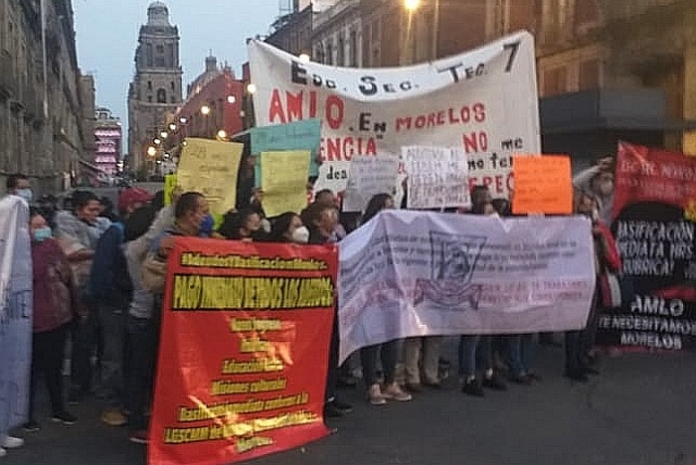 Maestros de Morelos se manifiestan en el palacio nacional