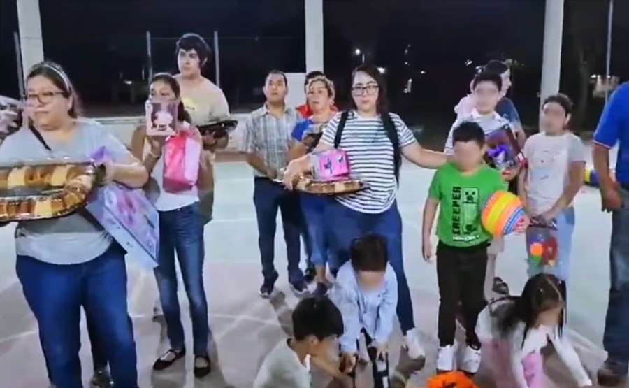 Cártel reparte juguetes y roscas en Macuspana por Día de Reyes