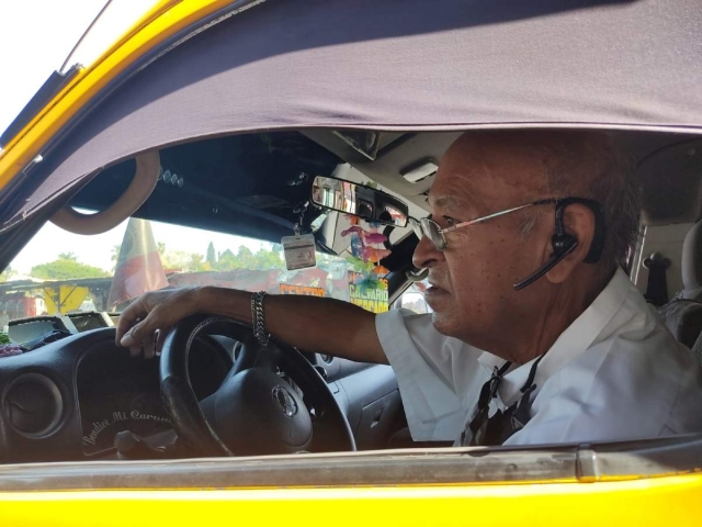 Las calles llenas de baches y topes le impiden dar un buen trato a los pasajeros 