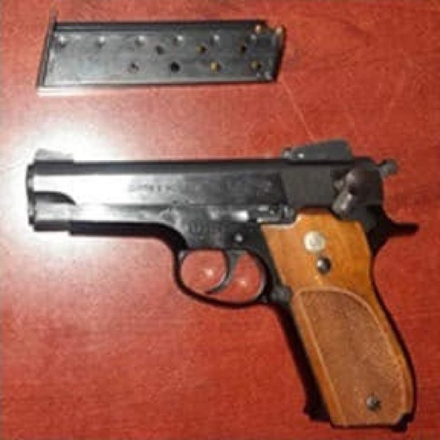 La pistola que presuntamente portaba el ahora detenido.