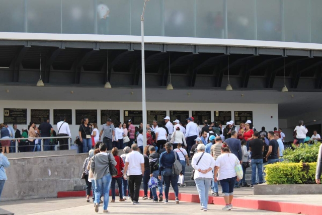 Profesores activos y jubilados acudieron al Congreso local para exponer los reclamos del magisterio a los diputados. 