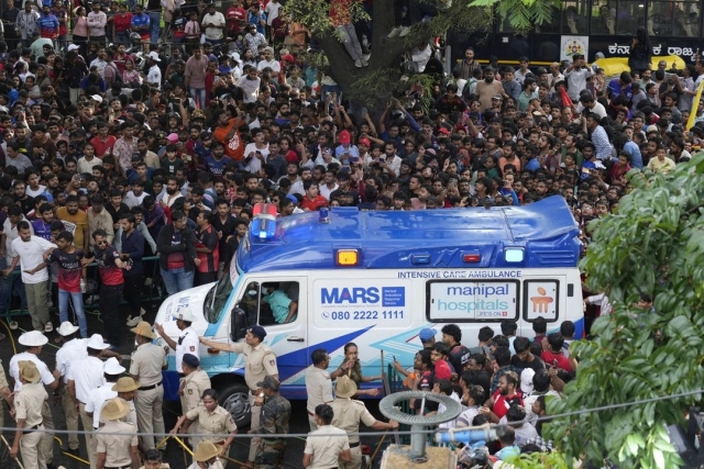 Al menos 11 muertos en estampida junto a estadio de críquet en India