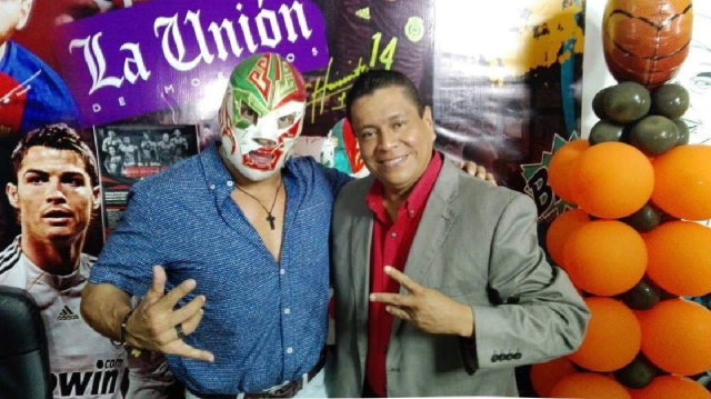 Entrevistas a Dr. Wagner Jr., antes de que perdiera la tapa, y a Mil M&aacute;scaras, fueron reconocidas como parte de su trayectoria. 