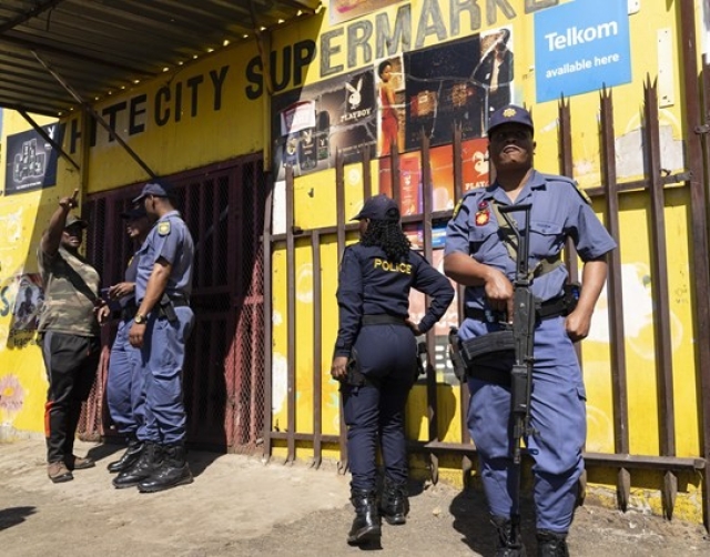 Tiroteo en Sudáfrica deja 11 muertos y 14 heridos en un bar