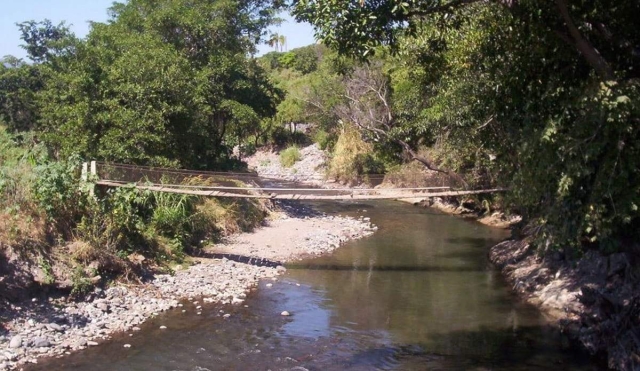 Cientos de bañistas visitan el río Chalma durante el periodo de Semana Santa.