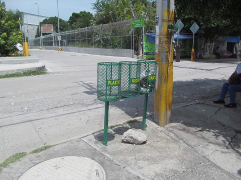 Los botes fueron diseñados para recibir basura de la gente en tránsito, pero algunos aprovecharon para dejar diariamente sus desechos domésticos.