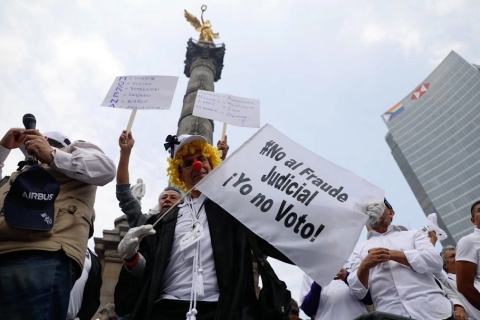 Cientos marchan en CDMX contra elección popular del Poder Judicial
