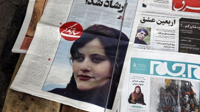 Mahsa Amini: La muerte de una joven detenida y torturada por llevar mal el hiyab hace temblar a Irán