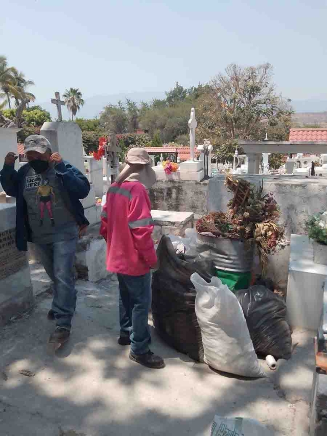  A quienes visitan los panteones en el Día de las Madres se les recomienda no dejar agua en los floreros u otros recipientes, para evitar la reproducción del mosquito transmisor de enfermedades.