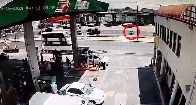 El momento en el que el motociclista derrapó fue captado mediante una cámara de videovigilancia.