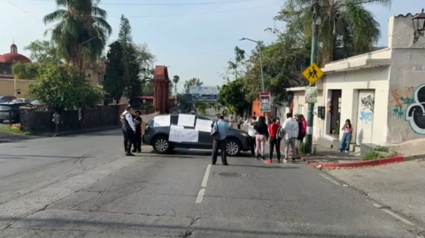 Los inconformes cerraron la avenida para exigir el esclarecimiento de la denuncia. 