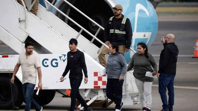 Llegan 328 migrantes venezolanos en vuelo de repatriaci&oacute;n desde Arizona