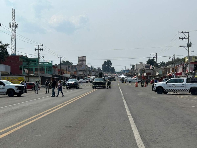  La circulación vehicular fue cerrada en un tramo de la carretera.