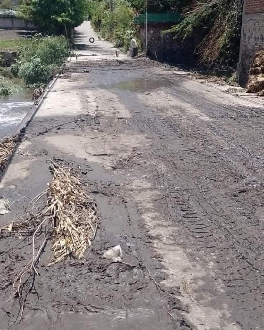 Cierran temporalmente calle de Anenecuilco por fractura de vado