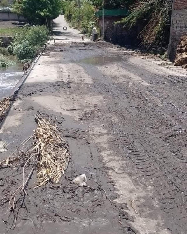 Cierran temporalmente calle de Anenecuilco por fractura de vado