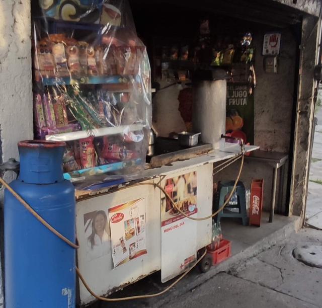 Vende tacos y gorditas todo el día 