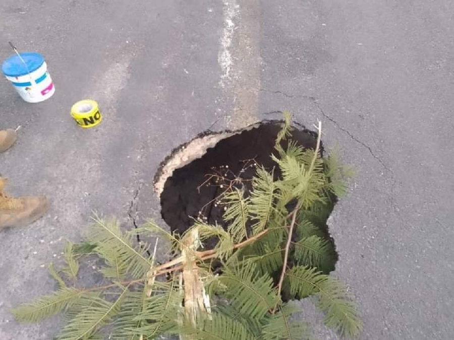 La falla en la carpeta asfáltica tiene nueve metros de largo.