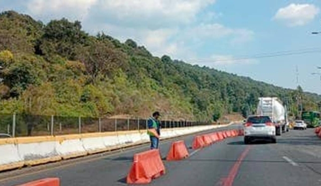 Choque entre tres vehículos deja daños materiales 