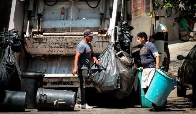 Aperciben a personas para no dejar basura fuera de horarios