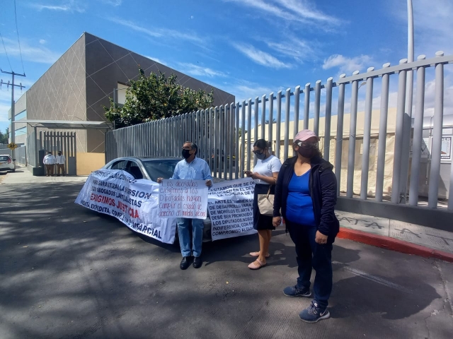 Se manifiestan integrantes del Colegio Morelense de Abogados ante Congreso local