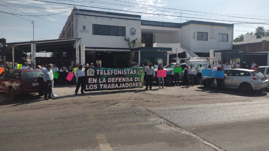 Trabajadores de Telmex realizan manifestaciones para informar del conflicto que viven con la empresa.