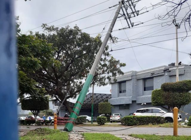 Reportan riesgo por poste desprendido